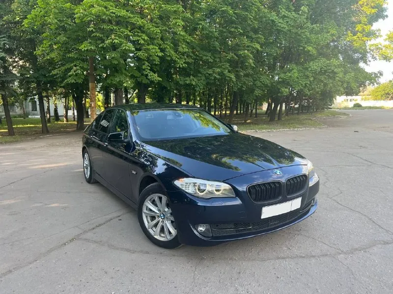 Bmw f 10 523 204 л. с 2011год, оригинальный пробег 260000 км чистокровный баварец, куплена у официального дилера, меню на русском двигатель, коробка без нареканий, подвеска отлично все стекла родные сбитая, живая машина 1🍋360 торг на бак бензина находится в макеевке +79494107908 сергей 📲 tg: сергей 📞 звоните: +7(949)4107908 - фотография - 5