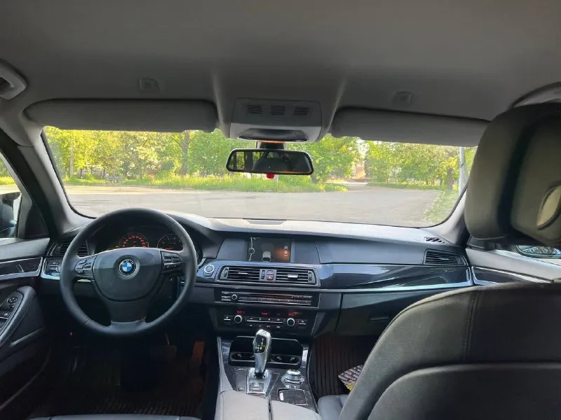 Bmw f 10 523 204 л. с 2011год, оригинальный пробег 260000 км чистокровный баварец, куплена у официального дилера, меню на русском двигатель, коробка без нареканий, подвеска отлично все стекла родные сбитая, живая машина 1🍋360 торг на бак бензина находится в макеевке +79494107908 сергей 📲 tg: сергей 📞 звоните: +7(949)4107908 - фотография - 8
