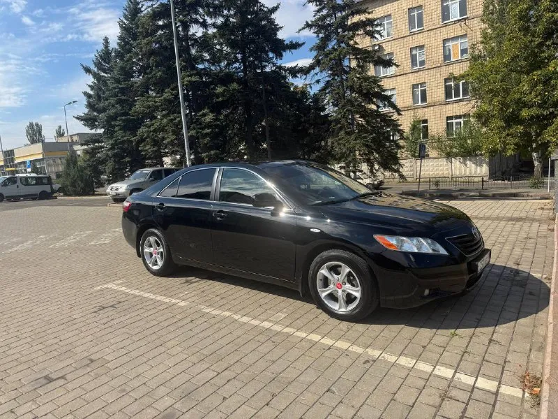 Toyota camry 3.5 самая легендарная модель camry. японская сборка самая полная комплектация, официальная не пригнана, автомобиль был куплен в автосалоне в мариуполе в 2006 году и был в использовании в одних руках все это время. автомобиль не бит не крашен что большая редкость для этих автомобилей. родной пробег, вложений не требует вообще, все работает исправно каждая кнопочка, кузов и салон в идеальном состоянии по двигателю и коробке нет вообще не каких вопросов, за автомобилем вёлся очень хороший уход все и всегда менялось вовремя. автомобиль поставлен на постоянный донецкий учёт продажа с переоформлением в мрэо. за этот автомобиль можно писать очень долго лучше приезжайте на осмотр и тест-драйв автомобиля. по всем остальным вопросам обращайтесь по телефону в любое время. +79493589563 торг при осмотре автомобиля!!! ‼️цена: 1.200.000₽, срочная продажа. двигатель: 3.5 бензин год: 2006 пробег: 197500 пробег честный - фотография - 3