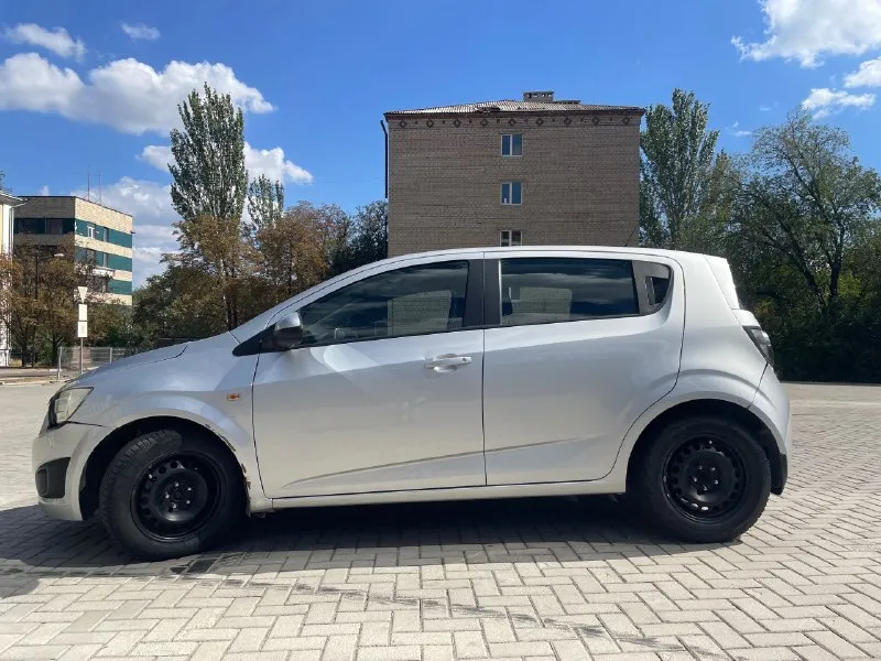 Продам chevrolet aveo t300 hatchback пробег: 150 000 км двигатель: резвый 1,6 л. коробка передач: работает безупречно, без пинков и рывков кузов: хэтчбек – практичный и манёвренный оцинкованное днище – защита от коррозии на долгие годы состояние: регулярное обслуживание каждые 8 000 км двигатель в отличном состоянии по лкп есть небольшие недочёты (готов обсудить скидку) за 3 года владения машина ни разу не подвела идеально подойдёт для начинающих водителей **цена:** 550 000 рублей, разумный торг при осмотре. +79497390564 звоните, отвечу на все вопросы! готов на тест-драйв. машина каждый день на ходу, документы в порядке. 📞 звоните: +7(949)7390564 - фотография - 3