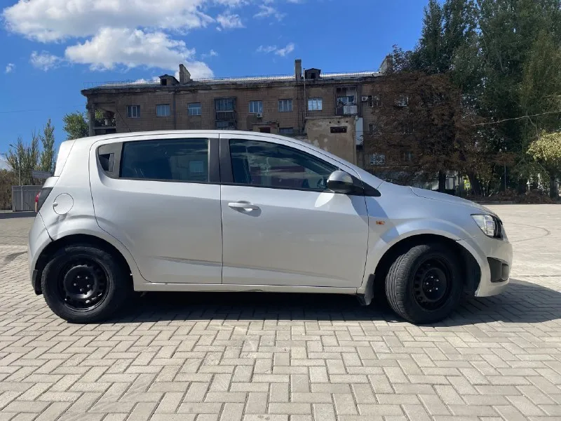 Продам chevrolet aveo t300 hatchback пробег: 150 000 км двигатель: резвый 1,6 л. коробка передач: работает безупречно, без пинков и рывков кузов: хэтчбек – практичный и манёвренный оцинкованное днище – защита от коррозии на долгие годы состояние: регулярное обслуживание каждые 8 000 км двигатель в отличном состоянии по лкп есть небольшие недочёты (готов обсудить скидку) за 3 года владения машина ни разу не подвела идеально подойдёт для начинающих водителей **цена:** 550 000 рублей, разумный торг при осмотре. +79497390564 звоните, отвечу на все вопросы! готов на тест-драйв. машина каждый день на ходу, документы в порядке. 📞 звоните: +7(949)7390564 - фотография - 4