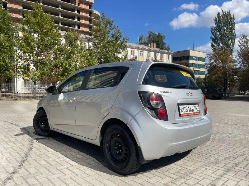 Продам chevrolet aveo t300 hatchback пробег: 150 000 км двигатель: резвый 1,6 л. коробка передач: работает безупречно, без пинков и рывков кузов: хэтчбек – практичный и манёвренный оцинкованное днище – защита от коррозии на долгие годы состояние: регулярное обслуживание каждые 8 000 км двигатель в отличном состоянии по лкп есть небольшие недочёты (готов обсудить скидку) за 3 года владения машина ни разу не подвела идеально подойдёт для начинающих водителей **цена:** 550 000 рублей, разумный торг при осмотре. +79497390564 звоните, отвечу на все вопросы! готов на тест-драйв. машина каждый день на ходу, документы в порядке. 📞 звоните: +7(949)7390564 - фотография - 5