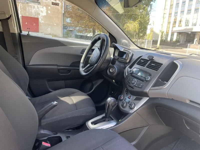 Продам chevrolet aveo t300 hatchback пробег: 150 000 км двигатель: резвый 1,6 л. коробка передач: работает безупречно, без пинков и рывков кузов: хэтчбек – практичный и манёвренный оцинкованное днище – защита от коррозии на долгие годы состояние: регулярное обслуживание каждые 8 000 км двигатель в отличном состоянии по лкп есть небольшие недочёты (готов обсудить скидку) за 3 года владения машина ни разу не подвела идеально подойдёт для начинающих водителей **цена:** 550 000 рублей, разумный торг при осмотре. +79497390564 звоните, отвечу на все вопросы! готов на тест-драйв. машина каждый день на ходу, документы в порядке. 📞 звоните: +7(949)7390564 - фотография - 7