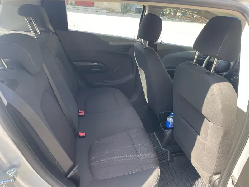 Продам chevrolet aveo t300 hatchback пробег: 150 000 км двигатель: резвый 1,6 л. коробка передач: работает безупречно, без пинков и рывков кузов: хэтчбек – практичный и манёвренный оцинкованное днище – защита от коррозии на долгие годы состояние: регулярное обслуживание каждые 8 000 км двигатель в отличном состоянии по лкп есть небольшие недочёты (готов обсудить скидку) за 3 года владения машина ни разу не подвела идеально подойдёт для начинающих водителей **цена:** 550 000 рублей, разумный торг при осмотре. +79497390564 звоните, отвечу на все вопросы! готов на тест-драйв. машина каждый день на ходу, документы в порядке. 📞 звоните: +7(949)7390564 - фотография - 8