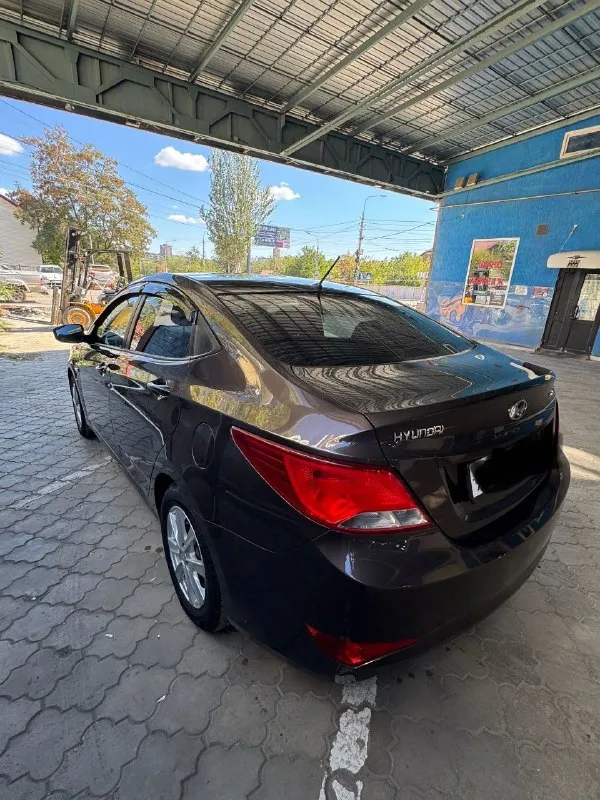 💰цена 945 тысячи руб💰 продам хюндай ✅солярис. 2016 года рестайлинг. ✅в хорошем ухоженном состоянии. пробег 190 т родной. 1.6 двигатель. коробка автомат полная комплектация. машина шустрая никогда не подводила вся техника двигатель все в исправном состоянии сел поехал масло фильтра заменены каждый 7000 т коробка переключает плавно без рывков ходовая часть в отличном состоянии. зимняя резина в придачу проехала 800 км можно сказать как новая ☎+79495695833 донецк - фотография - 4