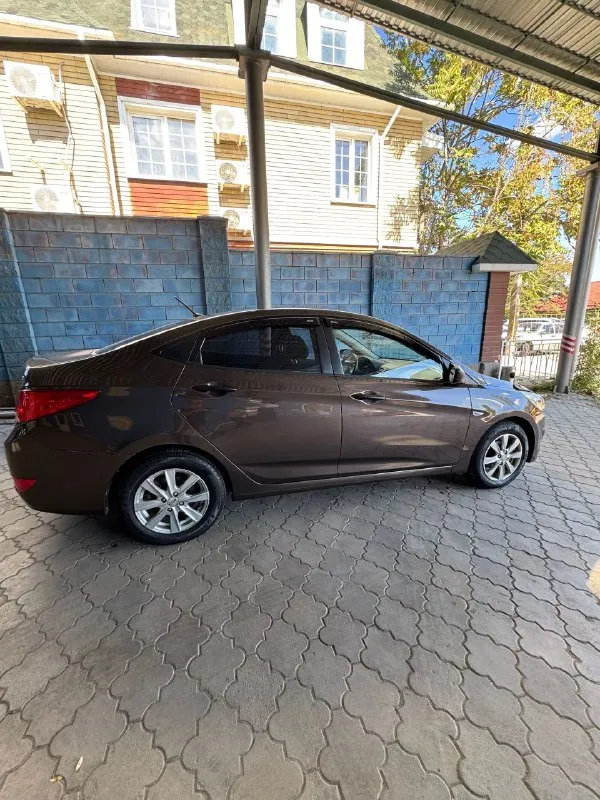 💰цена 945 тысячи руб💰 продам хюндай ✅солярис. 2016 года рестайлинг. ✅в хорошем ухоженном состоянии. пробег 190 т родной. 1.6 двигатель. коробка автомат полная комплектация. машина шустрая никогда не подводила вся техника двигатель все в исправном состоянии сел поехал масло фильтра заменены каждый 7000 т коробка переключает плавно без рывков ходовая часть в отличном состоянии. зимняя резина в придачу проехала 800 км можно сказать как новая ☎+79495695833 донецк - фотография - 5