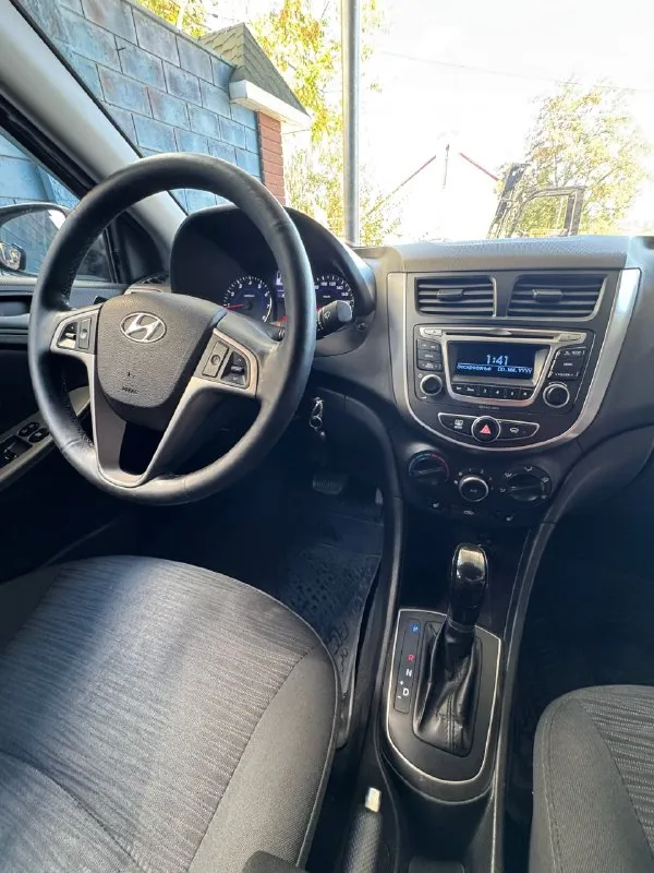 💰цена 945 тысячи руб💰 продам хюндай ✅солярис. 2016 года рестайлинг. ✅в хорошем ухоженном состоянии. пробег 190 т родной. 1.6 двигатель. коробка автомат полная комплектация. машина шустрая никогда не подводила вся техника двигатель все в исправном состоянии сел поехал масло фильтра заменены каждый 7000 т коробка переключает плавно без рывков ходовая часть в отличном состоянии. зимняя резина в придачу проехала 800 км можно сказать как новая ☎+79495695833 донецк - фотография - 7