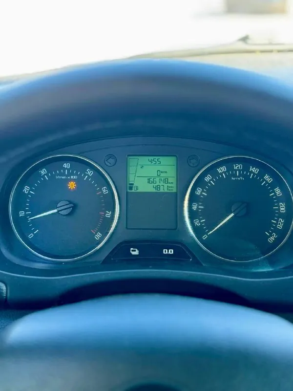 Skoda fabia 1.4 mk2 restyling 💰цена: 620 000р 🏢город: мариуполь 📅год выпуска: 2013 🧾пробег: 166 148 км. ⚙️двигатель: 1.4 ⛽топливо: бензин ⚙️кпп: механика телефон: +7-949-727-41-51 +7-989-263-55-56 +7-949-551-91-52 💾 описание: fabia идеальный выбор для тех, кто ищет надёжный и практичный автомобиль. этот хетчбек отличается элегантным дизайном и просторным салоном. ✅ 1 владелец, южная эксплуатация. ✅отличное состояние кузова, без коррозии, несколько косметических подкрасов. ✅ хорошее состояние как внешне так и технически. комплектация 👍 : кондиционер, гур, abs, центральный замок, подогрев сидений, хорошая летняя резина, полный электропакет, круиз контроль. улица шевченко 269 - фотография - 10