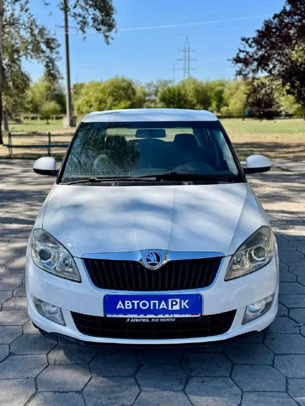 Skoda fabia 1.4 mk2 restyling 💰цена: 620 000р 🏢город: мариуполь 📅год выпуска: 2013 🧾пробег: 166 148 км. ⚙️двигатель: 1.4 ⛽топливо: бензин ⚙️кпп: механика телефон: +7-949-727-41-51 +7-989-263-55-56 +7-949-551-91-52 💾 описание: fabia идеальный выбор для тех, кто ищет надёжный и практичный автомобиль. этот хетчбек отличается элегантным дизайном и просторным салоном. ✅ 1 владелец, южная эксплуатация. ✅отличное состояние кузова, без коррозии, несколько косметических подкрасов. ✅ хорошее состояние как внешне так и технически. комплектация 👍 : кондиционер, гур, abs, центральный замок, подогрев сидений, хорошая летняя резина, полный электропакет, круиз контроль. улица шевченко 269 - фотография - 2