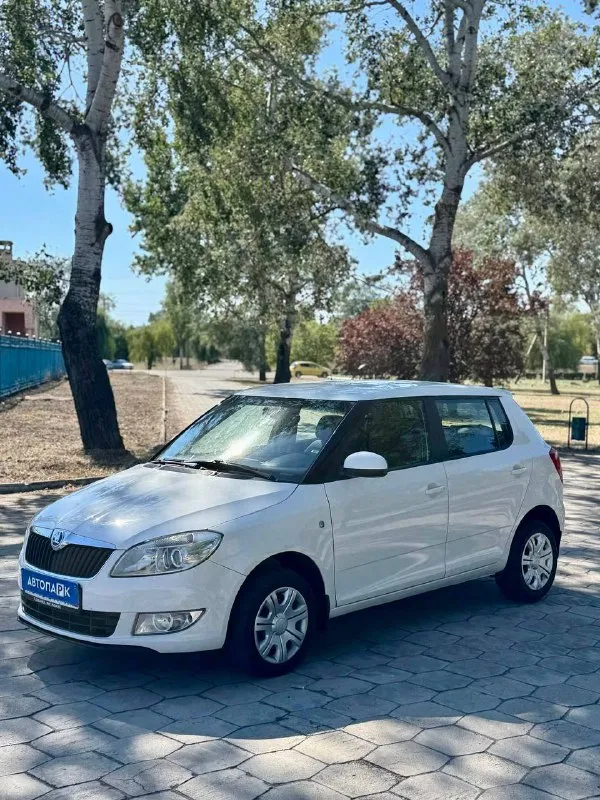 Skoda fabia 1.4 mk2 restyling 💰цена: 620 000р 🏢город: мариуполь 📅год выпуска: 2013 🧾пробег: 166 148 км. ⚙️двигатель: 1.4 ⛽топливо: бензин ⚙️кпп: механика телефон: +7-949-727-41-51 +7-989-263-55-56 +7-949-551-91-52 💾 описание: fabia идеальный выбор для тех, кто ищет надёжный и практичный автомобиль. этот хетчбек отличается элегантным дизайном и просторным салоном. ✅ 1 владелец, южная эксплуатация. ✅отличное состояние кузова, без коррозии, несколько косметических подкрасов. ✅ хорошее состояние как внешне так и технически. комплектация 👍 : кондиционер, гур, abs, центральный замок, подогрев сидений, хорошая летняя резина, полный электропакет, круиз контроль. улица шевченко 269 - фотография - 3