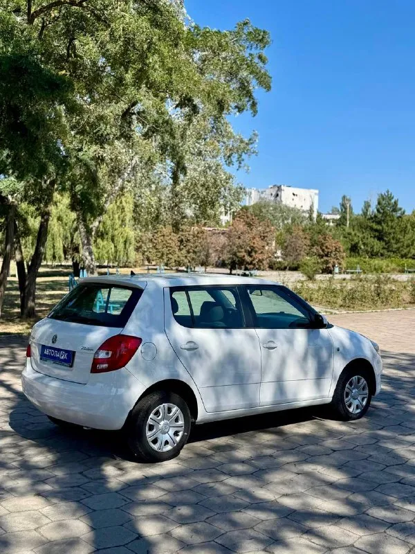 Skoda fabia 1.4 mk2 restyling 💰цена: 620 000р 🏢город: мариуполь 📅год выпуска: 2013 🧾пробег: 166 148 км. ⚙️двигатель: 1.4 ⛽топливо: бензин ⚙️кпп: механика телефон: +7-949-727-41-51 +7-989-263-55-56 +7-949-551-91-52 💾 описание: fabia идеальный выбор для тех, кто ищет надёжный и практичный автомобиль. этот хетчбек отличается элегантным дизайном и просторным салоном. ✅ 1 владелец, южная эксплуатация. ✅отличное состояние кузова, без коррозии, несколько косметических подкрасов. ✅ хорошее состояние как внешне так и технически. комплектация 👍 : кондиционер, гур, abs, центральный замок, подогрев сидений, хорошая летняя резина, полный электропакет, круиз контроль. улица шевченко 269 - фотография - 4