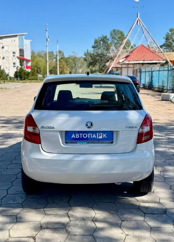 Skoda fabia 1.4 mk2 restyling 💰цена: 620 000р 🏢город: мариуполь 📅год выпуска: 2013 🧾пробег: 166 148 км. ⚙️двигатель: 1.4 ⛽топливо: бензин ⚙️кпп: механика телефон: +7-949-727-41-51 +7-989-263-55-56 +7-949-551-91-52 💾 описание: fabia идеальный выбор для тех, кто ищет надёжный и практичный автомобиль. этот хетчбек отличается элегантным дизайном и просторным салоном. ✅ 1 владелец, южная эксплуатация. ✅отличное состояние кузова, без коррозии, несколько косметических подкрасов. ✅ хорошее состояние как внешне так и технически. комплектация 👍 : кондиционер, гур, abs, центральный замок, подогрев сидений, хорошая летняя резина, полный электропакет, круиз контроль. улица шевченко 269 - фотография - 5