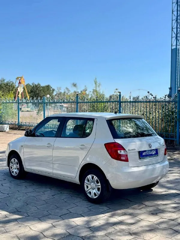 Skoda fabia 1.4 mk2 restyling 💰цена: 620 000р 🏢город: мариуполь 📅год выпуска: 2013 🧾пробег: 166 148 км. ⚙️двигатель: 1.4 ⛽топливо: бензин ⚙️кпп: механика телефон: +7-949-727-41-51 +7-989-263-55-56 +7-949-551-91-52 💾 описание: fabia идеальный выбор для тех, кто ищет надёжный и практичный автомобиль. этот хетчбек отличается элегантным дизайном и просторным салоном. ✅ 1 владелец, южная эксплуатация. ✅отличное состояние кузова, без коррозии, несколько косметических подкрасов. ✅ хорошее состояние как внешне так и технически. комплектация 👍 : кондиционер, гур, abs, центральный замок, подогрев сидений, хорошая летняя резина, полный электропакет, круиз контроль. улица шевченко 269 - фотография - 6