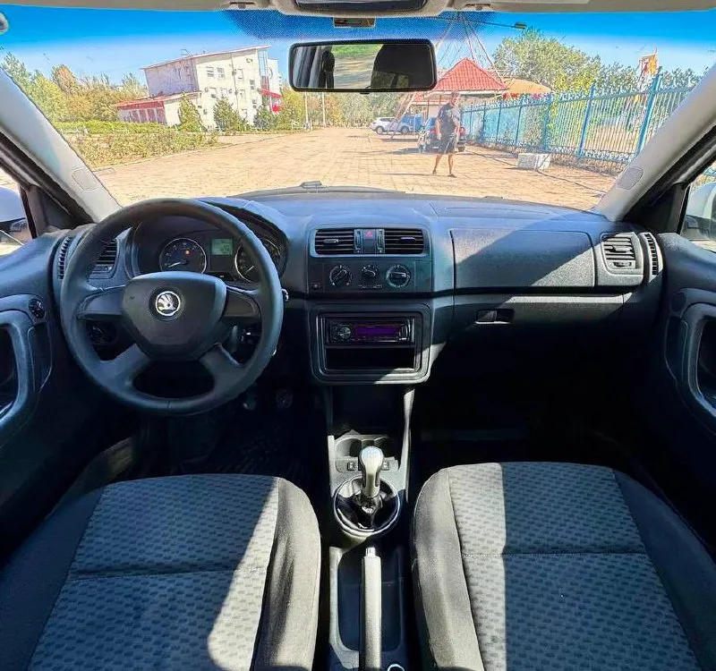 Skoda fabia 1.4 mk2 restyling 💰цена: 620 000р 🏢город: мариуполь 📅год выпуска: 2013 🧾пробег: 166 148 км. ⚙️двигатель: 1.4 ⛽топливо: бензин ⚙️кпп: механика телефон: +7-949-727-41-51 +7-989-263-55-56 +7-949-551-91-52 💾 описание: fabia идеальный выбор для тех, кто ищет надёжный и практичный автомобиль. этот хетчбек отличается элегантным дизайном и просторным салоном. ✅ 1 владелец, южная эксплуатация. ✅отличное состояние кузова, без коррозии, несколько косметических подкрасов. ✅ хорошее состояние как внешне так и технически. комплектация 👍 : кондиционер, гур, abs, центральный замок, подогрев сидений, хорошая летняя резина, полный электропакет, круиз контроль. улица шевченко 269 - фотография - 8