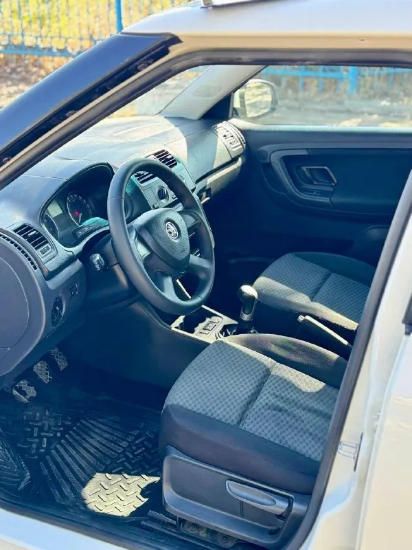 Skoda fabia 1.4 mk2 restyling 💰цена: 620 000р 🏢город: мариуполь 📅год выпуска: 2013 🧾пробег: 166 148 км. ⚙️двигатель: 1.4 ⛽топливо: бензин ⚙️кпп: механика телефон: +7-949-727-41-51 +7-989-263-55-56 +7-949-551-91-52 💾 описание: fabia идеальный выбор для тех, кто ищет надёжный и практичный автомобиль. этот хетчбек отличается элегантным дизайном и просторным салоном. ✅ 1 владелец, южная эксплуатация. ✅отличное состояние кузова, без коррозии, несколько косметических подкрасов. ✅ хорошее состояние как внешне так и технически. комплектация 👍 : кондиционер, гур, abs, центральный замок, подогрев сидений, хорошая летняя резина, полный электропакет, круиз контроль. улица шевченко 269 - фотография - 9