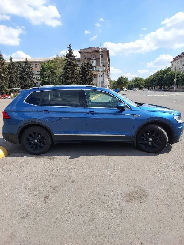 Продам volkswagen тигуан альспейс 7 мест первая регистрация 01.03.2020г. европеец, машина из нидерландов, полное сервисное обслуживание (есть все заказ наряды) не перекрашена не одна деталь, без дтп, 2 ключа. все электронные ассистенты, адаптивный круиз контроль ( сама тормозит и разгоняется за авто) авто торможение при парковке и движении, удержание в полосе и т. д. кар плей. 3х зонный климат контроль, электропривод багажника. на электронной приборной панели меняется и настраивается всё индивидуально. мотр на150л. с. пробег 216.000 км коробка техника в идеальном состоянии все обслужено вложений не требует! средний расход 7- 8 литров коробка dsg7(мокрое сцепление как dq500только для 1.5с функцией старт - стоп) переключается плавно, есть режим спорт и подрулевые лепестки. подробности по телефону цена 2.390.000 рублей торг +79591430960 александр г. алчевск 👤 📞 звоните: +7(959)1430960 - фотография - 5