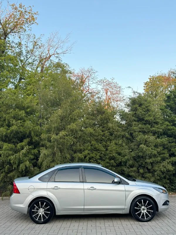 Ford focus 2 ford фокус 2 рестайлинг 2011г 1.8 мт бензин отличный, не дымит, не троит, весь сухой, не дезелит, никаких лишних звуков! коробка механическая, без хрустов, переключает плавно, мягко! ходовая без нареканий, не гремит, не стучит, мягкая, комфортная! фары bi led улучшеный свет, с двойными линзами, туманки led диски r17 на отличной резине. без рыжиков, без гнили, ровная целая машинка, как на фото ) документы чистые, без запретов, без штрафов, любое переоформление в мрэо с моим присутствием, без проблем. осмотр г. макеевка связь +7949-489-08-56 - +7949-607-32-69 цена 625.000 руб торг разумный у капота 📞 звоните: +7(949)4890856 - фотография - 6