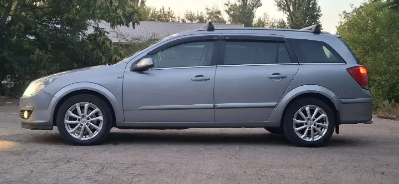 Продам opel astra h универсал. год выпуска 2005г. обьем 1,8л. мкпп, бензин/газ. газ вписан. в хорошем тех. состоянии. по ходовой части вопросов нет ( все меняется во время). по двигателю всё отлично, работает как часики. электростеклоподъёмники, эл. регулировка зеркал, подогрев зеркал, климат работает. более подробно расскажу по телефону +7 949 843 56 16 документы чистые. цена 510тыс (торг у капота, полное переоформление) машину можно посмотреть -в г. донецк. 📞 звоните: +7(949)8435616 - фотография - 2