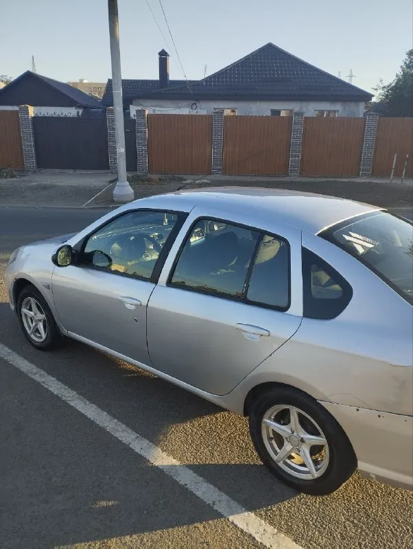 Вашему вниманию семейный седан : renault symbol 2011 г. в ✅двигатель 1.4 бензин/газ ✅кондиционер ✅мультируль комфортабельный городской автомобиль в хорошем техническом состоянии, с высоким клиренсом позволяющий беспрепятственно ездить и в сельской местности, установлен газ ( пропан) вписан в птс - что делает авто экономичным, кондиционер и мульти-руль увеличит комфортабелтность, большой багажник на 500л поможет в путешествии, а оцинкованный кузов дает долговечность и преимущество перед авто в этом ценовом сегменте. а зимняя резина будет приятным бонусом для нового владельца 🤝 цена 300000р на все вопросы отвечу по номеру телефона+79497092065 с 8-00 до 20-00 - фотография - 3