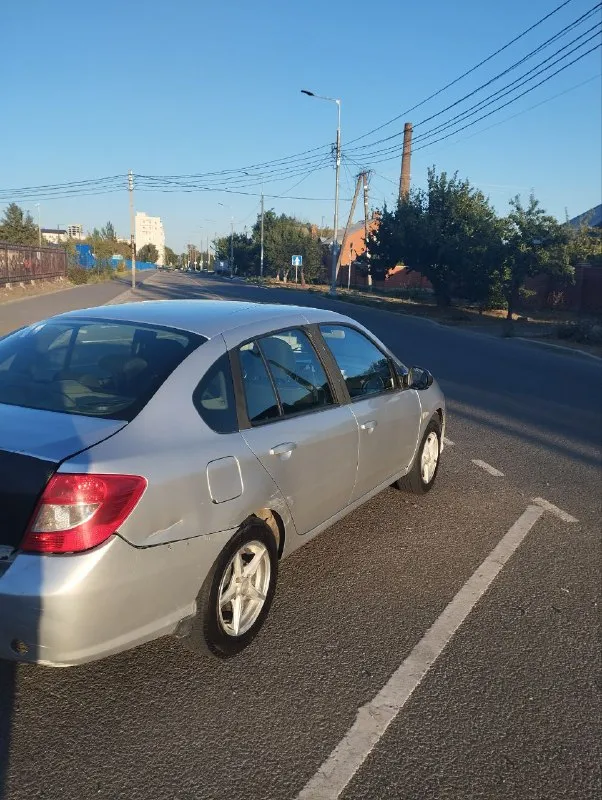 Вашему вниманию семейный седан : renault symbol 2011 г. в ✅двигатель 1.4 бензин/газ ✅кондиционер ✅мультируль комфортабельный городской автомобиль в хорошем техническом состоянии, с высоким клиренсом позволяющий беспрепятственно ездить и в сельской местности, установлен газ ( пропан) вписан в птс - что делает авто экономичным, кондиционер и мульти-руль увеличит комфортабелтность, большой багажник на 500л поможет в путешествии, а оцинкованный кузов дает долговечность и преимущество перед авто в этом ценовом сегменте. а зимняя резина будет приятным бонусом для нового владельца 🤝 цена 300000р на все вопросы отвечу по номеру телефона+79497092065 с 8-00 до 20-00 - фотография - 6