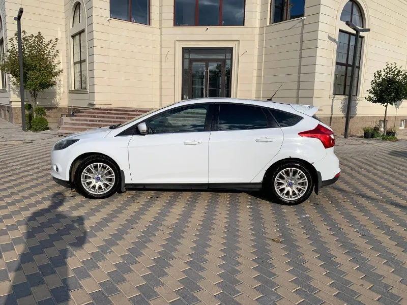 Продам ford focus 3 год: 2013 двигатель: 1.6 (140л. с) коробка: механика пробег: 216т владельцев: 2 (я второй хозяин) цена: 900 (торг) +79257308859 (звонить на этот!) +79493848912 вотсап и телеграмм на этом номере, звоните пишите, отвечу на вопросы в машине стоит новое сцепление, рулевая рейка, генератор, в круг тормозные диски и тд. целая папка заказ нарядов, за машиной следил, денег не жалел. по комплектации: двух зонный климат контроль авто свет авто дождь автоматическое затемнение зеркало заднего вида парктроники 5 ступенчатый подогрев кресел 4 автоматических стеклоподъемника с защитой от придавливания объёмная сигнализация (с завода) два ключа старт/стоп музыка с настройкой (для водителя/для всех) открыты все скрытые функции два комплекта ковров мультируль хорошая летняя резина лобовое стекло в подогревом осмотр горловка/донецк договоримся 📲 tg: @olezhka_11 📞 звоните: +7(949)3848912 - фотография - 2