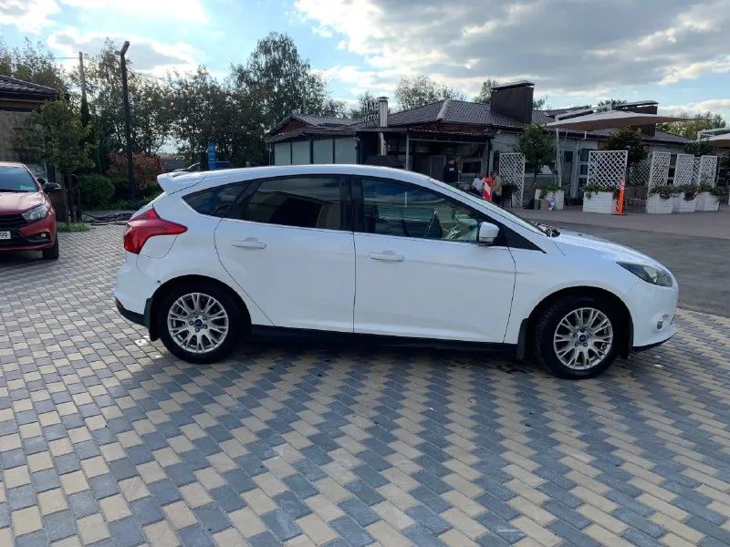 Продам ford focus 3 год: 2013 двигатель: 1.6 (140л. с) коробка: механика пробег: 216т владельцев: 2 (я второй хозяин) цена: 900 (торг) +79257308859 (звонить на этот!) +79493848912 вотсап и телеграмм на этом номере, звоните пишите, отвечу на вопросы в машине стоит новое сцепление, рулевая рейка, генератор, в круг тормозные диски и тд. целая папка заказ нарядов, за машиной следил, денег не жалел. по комплектации: двух зонный климат контроль авто свет авто дождь автоматическое затемнение зеркало заднего вида парктроники 5 ступенчатый подогрев кресел 4 автоматических стеклоподъемника с защитой от придавливания объёмная сигнализация (с завода) два ключа старт/стоп музыка с настройкой (для водителя/для всех) открыты все скрытые функции два комплекта ковров мультируль хорошая летняя резина лобовое стекло в подогревом осмотр горловка/донецк договоримся 📲 tg: @olezhka_11 📞 звоните: +7(949)3848912 - фотография - 3