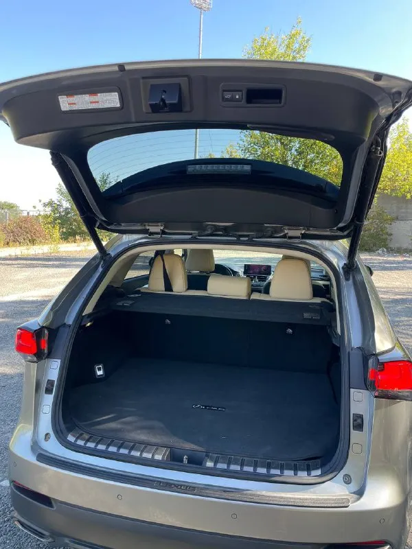 Продам lexus nx 300 2.0t год: 2019 тип кпп: автомат пробег: 94 000 км безопасность вся целая, весь в идеале, что можно увидеть по vin: jtjbarbz8k2214258 - бесключевой доступ на всех дверях - подогрев сидений, электрорегулировка - подогрев руля - климат контроль - ассистент удержания-полосы - активный дальний свет - выбор режима движения eco|sport - камера заднего вида - парктроники перед и зад - apple car play + android auto - запуск двигателя start/stop - сенсорное управление основным меню - датчики: дождя, света, давления в шинах автомобиль полностью обслужен, эксплуатировался бережно, гаражное хранение, пригонял для личного пользования в декабре 2023 года из беларуси. +79494408414 +79495262239 💸цена: 3.500.000₽ + торг у капота осмотр г. донецк - фотография - 10