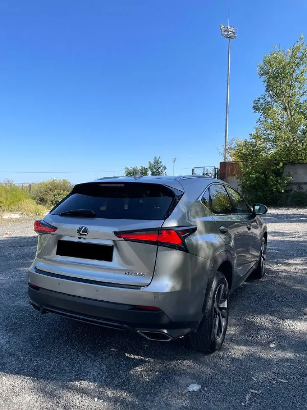 Продам lexus nx 300 2.0t год: 2019 тип кпп: автомат пробег: 94 000 км безопасность вся целая, весь в идеале, что можно увидеть по vin: jtjbarbz8k2214258 - бесключевой доступ на всех дверях - подогрев сидений, электрорегулировка - подогрев руля - климат контроль - ассистент удержания-полосы - активный дальний свет - выбор режима движения eco|sport - камера заднего вида - парктроники перед и зад - apple car play + android auto - запуск двигателя start/stop - сенсорное управление основным меню - датчики: дождя, света, давления в шинах автомобиль полностью обслужен, эксплуатировался бережно, гаражное хранение, пригонял для личного пользования в декабре 2023 года из беларуси. +79494408414 +79495262239 💸цена: 3.500.000₽ + торг у капота осмотр г. донецк - фотография - 5
