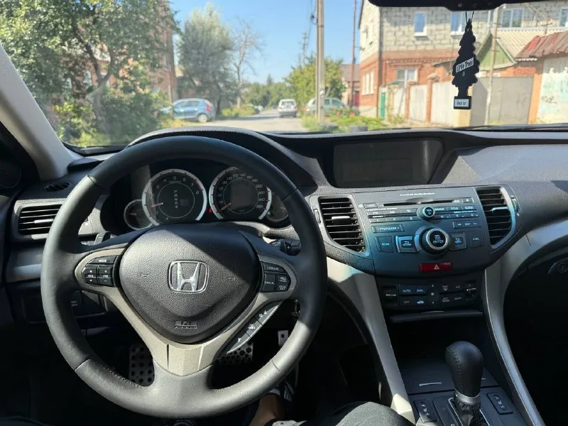 Продаю хонда акорд type s, год 2008,один владелец ( с новья), мотор 2,4 автомат, что касаемо техники то 5+ без вложений, обслужена от а до я, сделана профессиональная палировка, с нанесением керамики в 2 слоя, химчистка, никаких запахов салоне нет, только прекрасный запах кожи и ковролина ! руль в заводской оплетке не перешит родной так же ручка акпп родная, очень живой по всем параметрам авто, торг будет у капота реальным покупателям, открою смс так как связь не очень ловит, пишите звоните обсудим, видео звонок с прибором приветствуется без проблем все удачи! тел 89289042454 цена 1180000 - фотография - 6