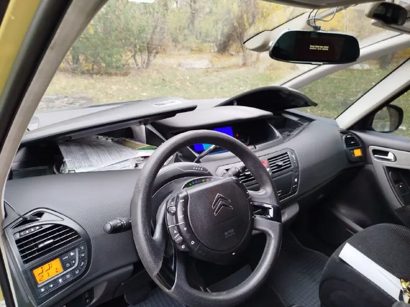 Семейный минивэн.7 мест. ситроен с4 гранд пикассо. 2008 г. в. двигатель 1.6 дизель, с турбиной. кпп автомат( робот). пробег 352.000.(проверенный при покупке). салон, велюр.8 подушек безопасности, полный электро-пакет. датчик дождя, датчик света. круиз-контроль, климат-контроль. авто, без дтп. два ключа. два комплекта резины, зима на железных дисках, лето на оригинальных титанах. в автомобиле работает каждая кнопка. . цена 750.000. рублей. торг. +79492220202.+79590387536 - фотография - 10