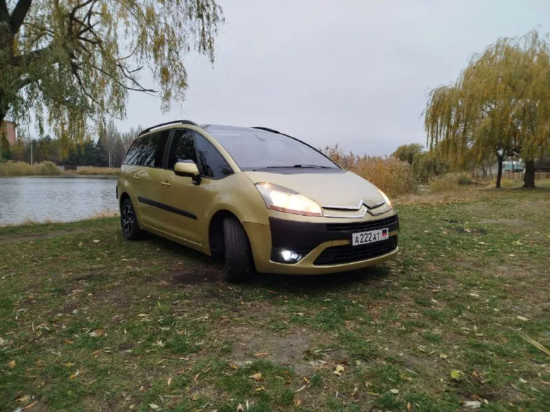 Семейный минивэн.7 мест. ситроен с4 гранд пикассо. 2008 г. в. двигатель 1.6 дизель, с турбиной. кпп автомат( робот). пробег 352.000.(проверенный при покупке). салон, велюр.8 подушек безопасности, полный электро-пакет. датчик дождя, датчик света. круиз-контроль, климат-контроль. авто, без дтп. два ключа. два комплекта резины, зима на железных дисках, лето на оригинальных титанах. в автомобиле работает каждая кнопка. . цена 750.000. рублей. торг. +79492220202.+79590387536 - фотография - 2