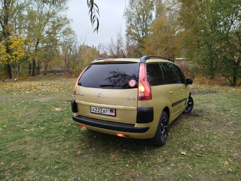 Семейный минивэн.7 мест. ситроен с4 гранд пикассо. 2008 г. в. двигатель 1.6 дизель, с турбиной. кпп автомат( робот). пробег 352.000.(проверенный при покупке). салон, велюр.8 подушек безопасности, полный электро-пакет. датчик дождя, датчик света. круиз-контроль, климат-контроль. авто, без дтп. два ключа. два комплекта резины, зима на железных дисках, лето на оригинальных титанах. в автомобиле работает каждая кнопка. . цена 750.000. рублей. торг. +79492220202.+79590387536 - фотография - 3
