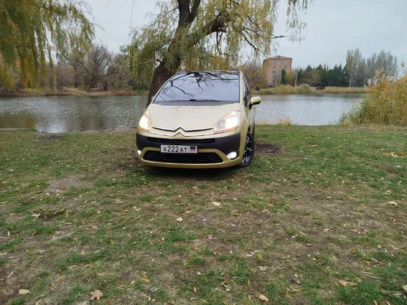 Семейный минивэн.7 мест. ситроен с4 гранд пикассо. 2008 г. в. двигатель 1.6 дизель, с турбиной. кпп автомат( робот). пробег 352.000.(проверенный при покупке). салон, велюр.8 подушек безопасности, полный электро-пакет. датчик дождя, датчик света. круиз-контроль, климат-контроль. авто, без дтп. два ключа. два комплекта резины, зима на железных дисках, лето на оригинальных титанах. в автомобиле работает каждая кнопка. . цена 750.000. рублей. торг. +79492220202.+79590387536 - фотография - 5