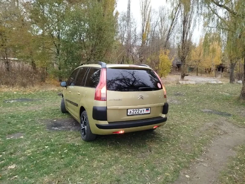 Семейный минивэн.7 мест. ситроен с4 гранд пикассо. 2008 г. в. двигатель 1.6 дизель, с турбиной. кпп автомат( робот). пробег 352.000.(проверенный при покупке). салон, велюр.8 подушек безопасности, полный электро-пакет. датчик дождя, датчик света. круиз-контроль, климат-контроль. авто, без дтп. два ключа. два комплекта резины, зима на железных дисках, лето на оригинальных титанах. в автомобиле работает каждая кнопка. . цена 750.000. рублей. торг. +79492220202.+79590387536 - фотография - 6