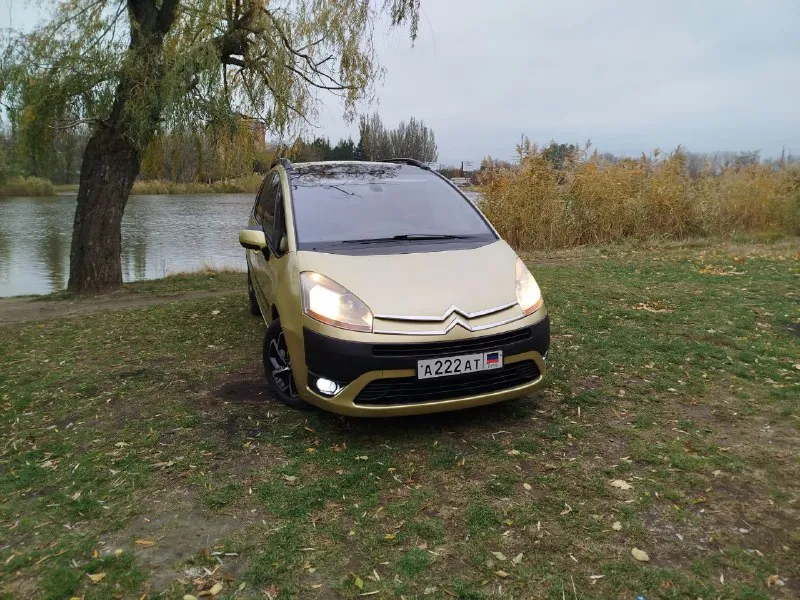 Семейный минивэн.7 мест. ситроен с4 гранд пикассо. 2008 г. в. двигатель 1.6 дизель, с турбиной. кпп автомат( робот). пробег 352.000.(проверенный при покупке). салон, велюр.8 подушек безопасности, полный электро-пакет. датчик дождя, датчик света. круиз-контроль, климат-контроль. авто, без дтп. два ключа. два комплекта резины, зима на железных дисках, лето на оригинальных титанах. в автомобиле работает каждая кнопка. . цена 750.000. рублей. торг. +79492220202.+79590387536 - фотография - 7