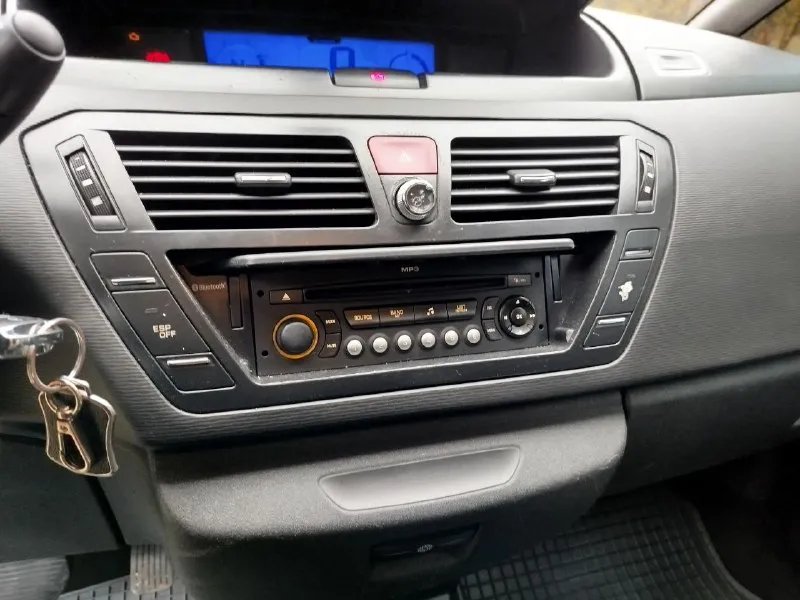 Семейный минивэн.7 мест. ситроен с4 гранд пикассо. 2008 г. в. двигатель 1.6 дизель, с турбиной. кпп автомат( робот). пробег 352.000.(проверенный при покупке). салон, велюр.8 подушек безопасности, полный электро-пакет. датчик дождя, датчик света. круиз-контроль, климат-контроль. авто, без дтп. два ключа. два комплекта резины, зима на железных дисках, лето на оригинальных титанах. в автомобиле работает каждая кнопка. . цена 750.000. рублей. торг. +79492220202.+79590387536 - фотография - 8