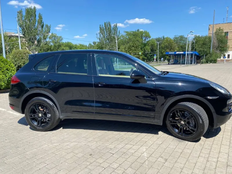 Продается porsche cayenne 2011 г. в. в отличном состоянии. цвет черный лак. автомобиль обслужен полностью до мелочей. покупался в свое время с подборщиками, подтвержденный пробег 165000 км. автомобиль с великолепным надежнейшим двигателем 3.6 атмосфера (чугун) с ресурсом 500 тыс. км. коробка чистый автомат 8ст. японский asin. известна вся история авто начиная с момента первой его регистрации. хорошая комплектация, отличные ходовые качества, а главное надежность. салон в отличном состоянии с учетом его цвета. новая летняя резина. машина реально достойна внимания. приезжайте и смотрите. цена 2 750 000. тел: +79493115170 📞 звоните: +7(949)3115170 - фотография - 2
