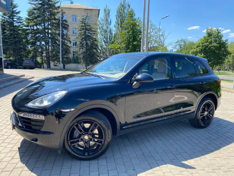 Продается porsche cayenne 2011 г. в. в отличном состоянии. цвет черный лак. автомобиль обслужен полностью до мелочей. покупался в свое время с подборщиками, подтвержденный пробег 165000 км. автомобиль с великолепным надежнейшим двигателем 3.6 атмосфера (чугун) с ресурсом 500 тыс. км. коробка чистый автомат 8ст. японский asin. известна вся история авто начиная с момента первой его регистрации. хорошая комплектация, отличные ходовые качества, а главное надежность. салон в отличном состоянии с учетом его цвета. новая летняя резина. машина реально достойна внимания. приезжайте и смотрите. цена 2 750 000. тел: +79493115170 📞 звоните: +7(949)3115170 - фотография - 3
