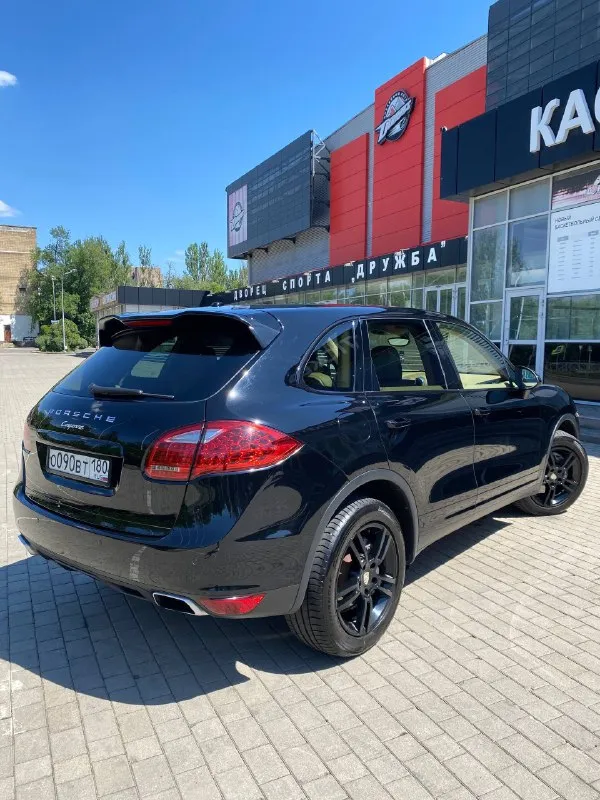 Продается porsche cayenne 2011 г. в. в отличном состоянии. цвет черный лак. автомобиль обслужен полностью до мелочей. покупался в свое время с подборщиками, подтвержденный пробег 165000 км. автомобиль с великолепным надежнейшим двигателем 3.6 атмосфера (чугун) с ресурсом 500 тыс. км. коробка чистый автомат 8ст. японский asin. известна вся история авто начиная с момента первой его регистрации. хорошая комплектация, отличные ходовые качества, а главное надежность. салон в отличном состоянии с учетом его цвета. новая летняя резина. машина реально достойна внимания. приезжайте и смотрите. цена 2 750 000. тел: +79493115170 📞 звоните: +7(949)3115170 - фотография - 4