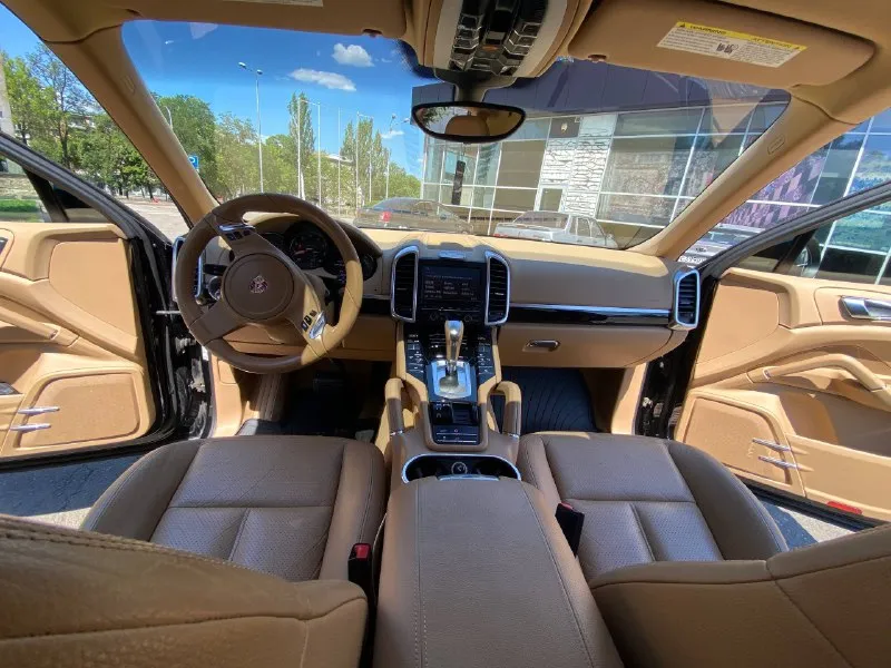 Продается porsche cayenne 2011 г. в. в отличном состоянии. цвет черный лак. автомобиль обслужен полностью до мелочей. покупался в свое время с подборщиками, подтвержденный пробег 165000 км. автомобиль с великолепным надежнейшим двигателем 3.6 атмосфера (чугун) с ресурсом 500 тыс. км. коробка чистый автомат 8ст. японский asin. известна вся история авто начиная с момента первой его регистрации. хорошая комплектация, отличные ходовые качества, а главное надежность. салон в отличном состоянии с учетом его цвета. новая летняя резина. машина реально достойна внимания. приезжайте и смотрите. цена 2 750 000. тел: +79493115170 📞 звоните: +7(949)3115170 - фотография - 6