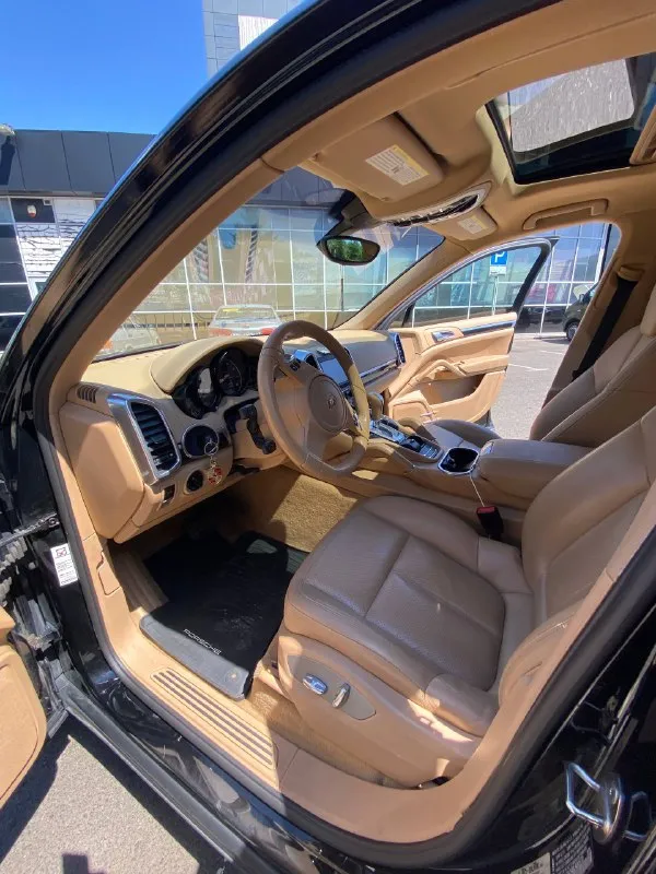 Продается porsche cayenne 2011 г. в. в отличном состоянии. цвет черный лак. автомобиль обслужен полностью до мелочей. покупался в свое время с подборщиками, подтвержденный пробег 165000 км. автомобиль с великолепным надежнейшим двигателем 3.6 атмосфера (чугун) с ресурсом 500 тыс. км. коробка чистый автомат 8ст. японский asin. известна вся история авто начиная с момента первой его регистрации. хорошая комплектация, отличные ходовые качества, а главное надежность. салон в отличном состоянии с учетом его цвета. новая летняя резина. машина реально достойна внимания. приезжайте и смотрите. цена 2 750 000. тел: +79493115170 📞 звоните: +7(949)3115170 - фотография - 7