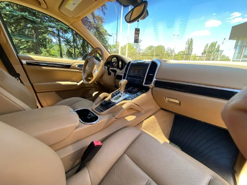 Продается porsche cayenne 2011 г. в. в отличном состоянии. цвет черный лак. автомобиль обслужен полностью до мелочей. покупался в свое время с подборщиками, подтвержденный пробег 165000 км. автомобиль с великолепным надежнейшим двигателем 3.6 атмосфера (чугун) с ресурсом 500 тыс. км. коробка чистый автомат 8ст. японский asin. известна вся история авто начиная с момента первой его регистрации. хорошая комплектация, отличные ходовые качества, а главное надежность. салон в отличном состоянии с учетом его цвета. новая летняя резина. машина реально достойна внимания. приезжайте и смотрите. цена 2 750 000. тел: +79493115170 📞 звоните: +7(949)3115170 - фотография - 8