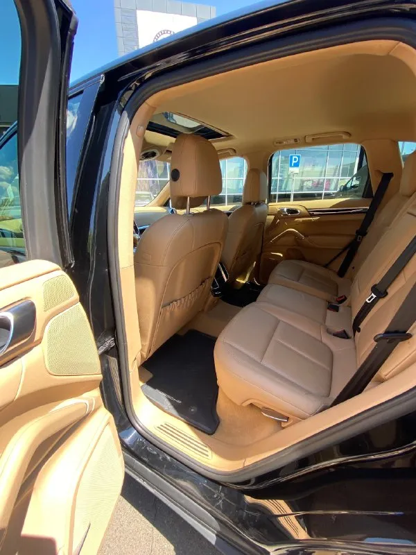 Продается porsche cayenne 2011 г. в. в отличном состоянии. цвет черный лак. автомобиль обслужен полностью до мелочей. покупался в свое время с подборщиками, подтвержденный пробег 165000 км. автомобиль с великолепным надежнейшим двигателем 3.6 атмосфера (чугун) с ресурсом 500 тыс. км. коробка чистый автомат 8ст. японский asin. известна вся история авто начиная с момента первой его регистрации. хорошая комплектация, отличные ходовые качества, а главное надежность. салон в отличном состоянии с учетом его цвета. новая летняя резина. машина реально достойна внимания. приезжайте и смотрите. цена 2 750 000. тел: +79493115170 📞 звоните: +7(949)3115170 - фотография - 9