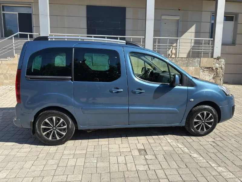 Citroen berlingo multispace год выпуска: 2016 тип кпп: механическая объем двигателя: 1.6 л тип топлива: бензин пробег: 228 000 км цена: 💥 1 650 000 рубли 💥 дополнительная информация: кондиционер abs круиз контроль подогрев передних сидений, задний ряд сидений - трансформер управление медиа на лепестках 2 ключа технически в отличном состоянии, машина ухожена и полностью обслужена +7 949 009 36 40 📞 звоните: +7(949)0093640 - фотография - 3