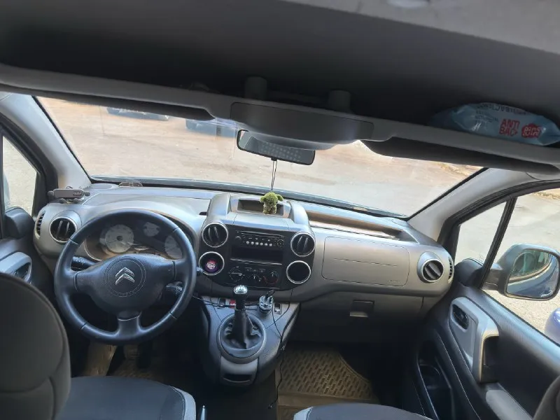 Citroen berlingo multispace год выпуска: 2016 тип кпп: механическая объем двигателя: 1.6 л тип топлива: бензин пробег: 228 000 км цена: 💥 1 650 000 рубли 💥 дополнительная информация: кондиционер abs круиз контроль подогрев передних сидений, задний ряд сидений - трансформер управление медиа на лепестках 2 ключа технически в отличном состоянии, машина ухожена и полностью обслужена +7 949 009 36 40 📞 звоните: +7(949)0093640 - фотография - 7