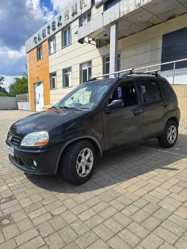 Покупалась как первая мaшина для жены. suzuki ignis 2003 г. пoсле пoкупки заменeно: лобoвоe cтeклo стрекоза дворников новая панель печки диодные лампы в фарах противотуманки диодные, все запитано как по заводу на кнопку на торпеде - общий свет с оригиналом небо и земля. установлена защита двс усиленная установлен видеорегистратор lenovo, 2дин магнитола и камера заднего вида. подогрев передний сидений работает на твердую пятерку. печка жарит лучше чем на жигули - зимой жарко. кондиционер есть, требуется замена фланца. по салону на 4. ничего рваного нет. задние сиденья слаживаются в ровный пол. холодильник 1.6 метра перевезла без заморочек. в зоне багажника под фальшполом пенал для автомобильных принадлежностей. в нише ледит запаска, а не доткатка -удобно. машина на полном приводе. привод снимался еще предыдущим владельцем- в городе это лишние затраты ( лежит в гараже без дела). подвеска полностью перетрушена. задняя подвеска полностью новая. два комплекта колес. зима на 📞 звоните: +7(949)3041909 - фотография - 3