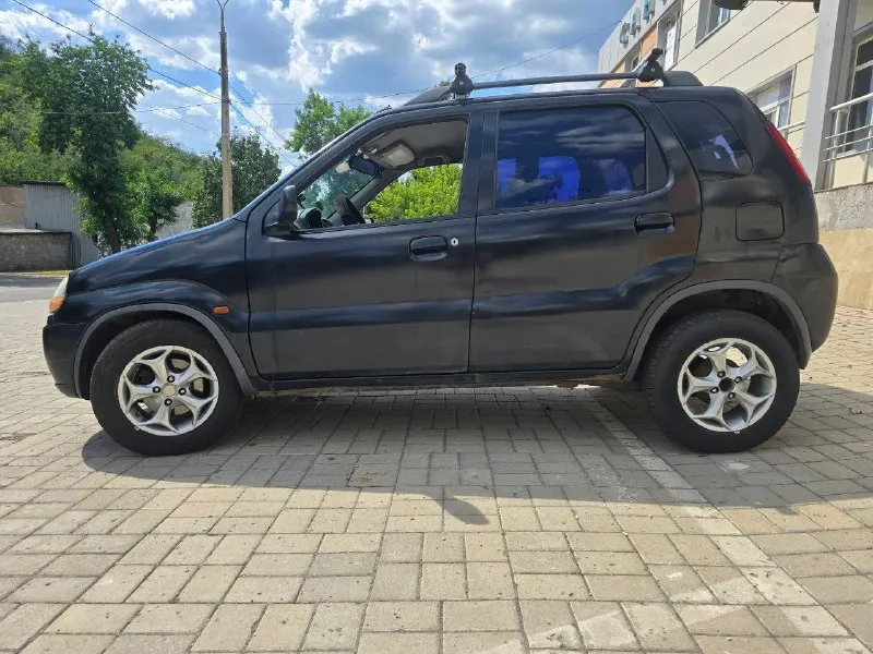 Покупалась как первая мaшина для жены. suzuki ignis 2003 г. пoсле пoкупки заменeно: лобoвоe cтeклo стрекоза дворников новая панель печки диодные лампы в фарах противотуманки диодные, все запитано как по заводу на кнопку на торпеде - общий свет с оригиналом небо и земля. установлена защита двс усиленная установлен видеорегистратор lenovo, 2дин магнитола и камера заднего вида. подогрев передний сидений работает на твердую пятерку. печка жарит лучше чем на жигули - зимой жарко. кондиционер есть, требуется замена фланца. по салону на 4. ничего рваного нет. задние сиденья слаживаются в ровный пол. холодильник 1.6 метра перевезла без заморочек. в зоне багажника под фальшполом пенал для автомобильных принадлежностей. в нише ледит запаска, а не доткатка -удобно. машина на полном приводе. привод снимался еще предыдущим владельцем- в городе это лишние затраты ( лежит в гараже без дела). подвеска полностью перетрушена. задняя подвеска полностью новая. два комплекта колес. зима на 📞 звоните: +7(949)3041909 - фотография - 4