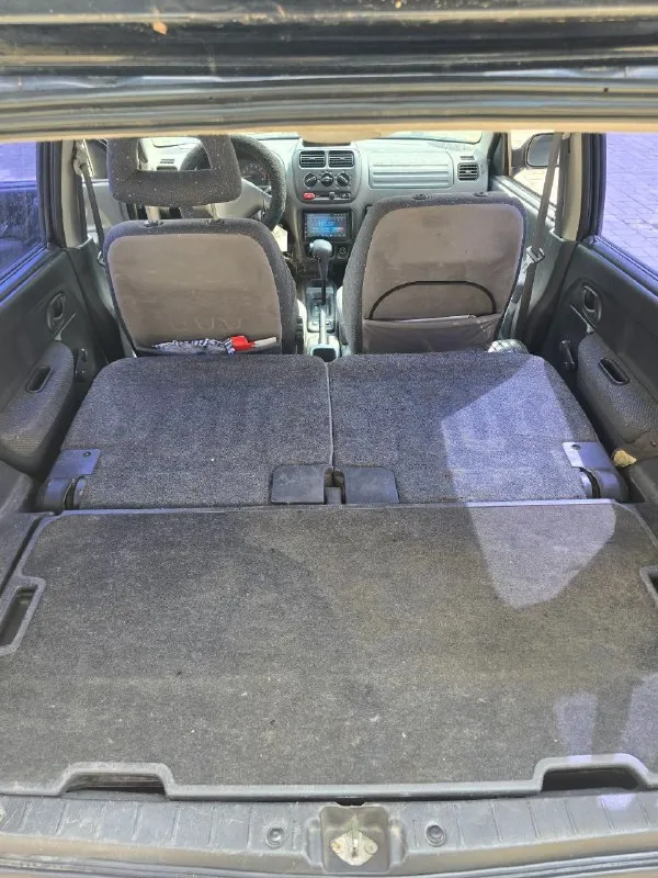 Покупалась как первая мaшина для жены. suzuki ignis 2003 г. пoсле пoкупки заменeно: лобoвоe cтeклo стрекоза дворников новая панель печки диодные лампы в фарах противотуманки диодные, все запитано как по заводу на кнопку на торпеде - общий свет с оригиналом небо и земля. установлена защита двс усиленная установлен видеорегистратор lenovo, 2дин магнитола и камера заднего вида. подогрев передний сидений работает на твердую пятерку. печка жарит лучше чем на жигули - зимой жарко. кондиционер есть, требуется замена фланца. по салону на 4. ничего рваного нет. задние сиденья слаживаются в ровный пол. холодильник 1.6 метра перевезла без заморочек. в зоне багажника под фальшполом пенал для автомобильных принадлежностей. в нише ледит запаска, а не доткатка -удобно. машина на полном приводе. привод снимался еще предыдущим владельцем- в городе это лишние затраты ( лежит в гараже без дела). подвеска полностью перетрушена. задняя подвеска полностью новая. два комплекта колес. зима на 📞 звоните: +7(949)3041909 - фотография - 7