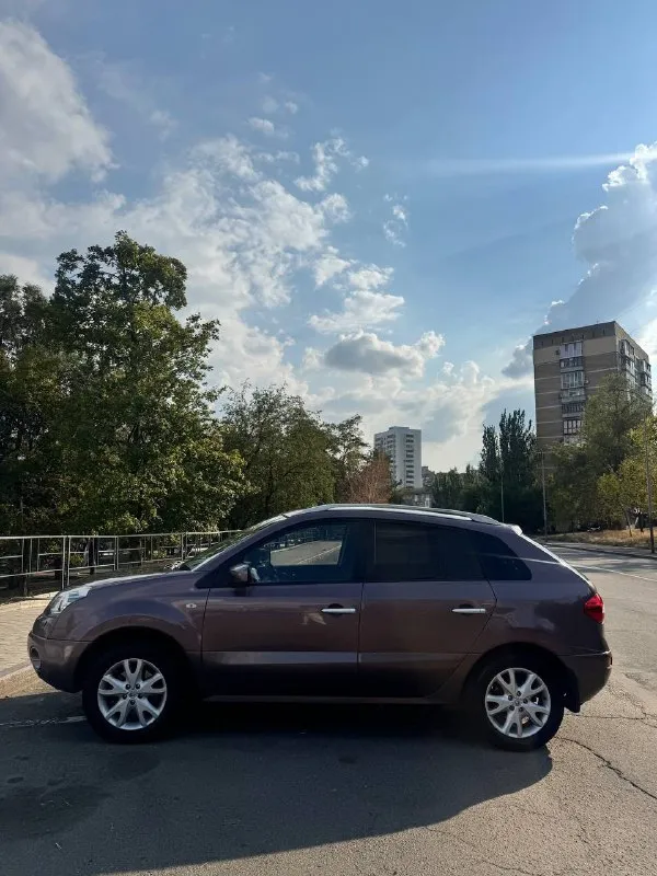 Renault koleos 2009 года,2.5 обьем двигателя, автомат коробка передач(новая, на гарантии )пробег родной 120.000км доброго времени суток! продаю свой автомобиль renault koleos. авто в хорошем состоянии! - полностью в заводском окрасе. - cvt вариатор, менее года назад прошел полную ревизию, сумма по чекам 250 000+, также он еще на гарантии. - работает ровно, никаких посторонних звуков. хорошая динамика для данного объема, нет проблем с обгоном по трассе. - салон в достойном состоянии. - полный привод работает штатно, люфта нет, посторонних звуков нет, запотеваний нет. также есть блокировка и возможность полностью перевести авто в 2wd. - большой и вместительный багажник с возможностью быстрой трансформации в ровный пол, очень удобно. - дорожный просвет 206 мм, свесы и углы вьезда скошены, что дает возможность проезжать почти везде, это один из самых проходимых авто в своем классе. цена:800.000 торг номер:79494155489 📞 звоните: +7(949)4155489 - фотография - 2