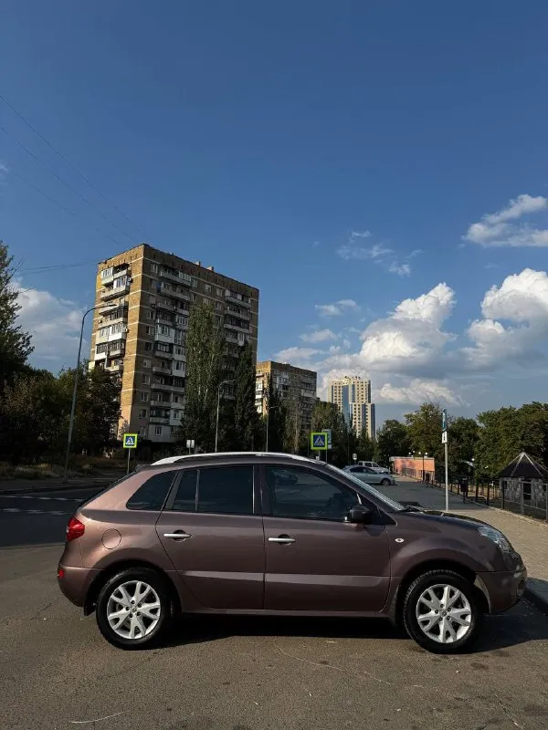 Renault koleos 2009 года,2.5 обьем двигателя, автомат коробка передач(новая, на гарантии )пробег родной 120.000км доброго времени суток! продаю свой автомобиль renault koleos. авто в хорошем состоянии! - полностью в заводском окрасе. - cvt вариатор, менее года назад прошел полную ревизию, сумма по чекам 250 000+, также он еще на гарантии. - работает ровно, никаких посторонних звуков. хорошая динамика для данного объема, нет проблем с обгоном по трассе. - салон в достойном состоянии. - полный привод работает штатно, люфта нет, посторонних звуков нет, запотеваний нет. также есть блокировка и возможность полностью перевести авто в 2wd. - большой и вместительный багажник с возможностью быстрой трансформации в ровный пол, очень удобно. - дорожный просвет 206 мм, свесы и углы вьезда скошены, что дает возможность проезжать почти везде, это один из самых проходимых авто в своем классе. цена:800.000 торг номер:79494155489 📞 звоните: +7(949)4155489 - фотография - 9